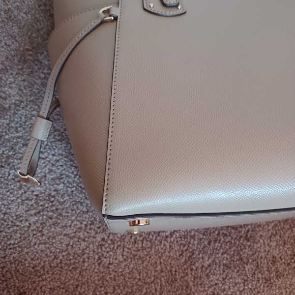 🤩👜Michael Kors EW Voyager Tote👜🤩 - Picture 16 of 16
